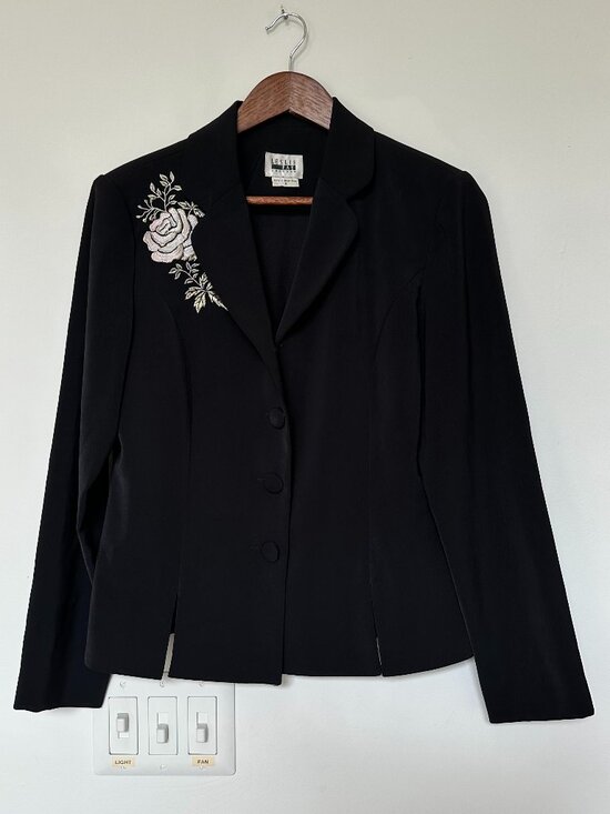 Leslie Fay Jackets & Blazers - Vintage Leslie Fay Embroidered Floral Blazer Size 8 🖤🌹